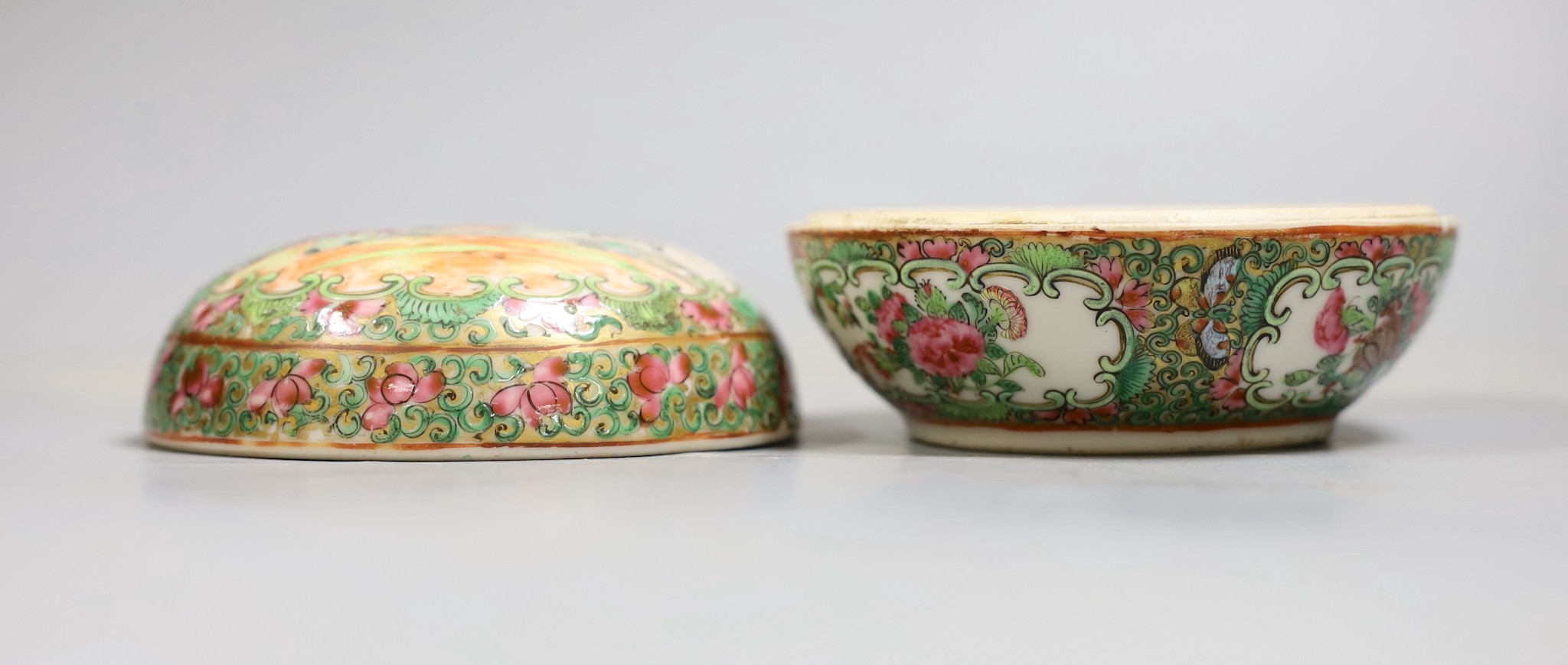 A 19th century Chinese famille rose box and cover, diameter 10.5cm